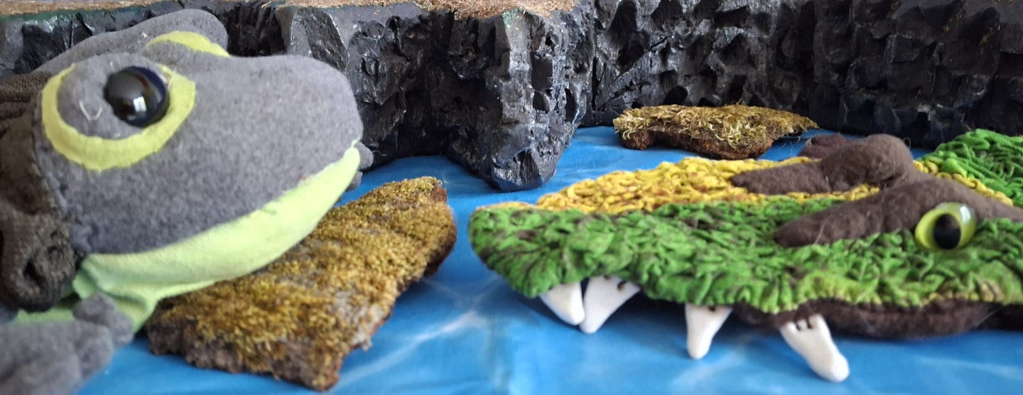 Frosch und Krokodil Plüschtiere im Meer